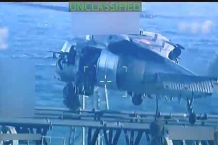 Ein Hubschrauber flog die Soldaten zu dem Schiff.