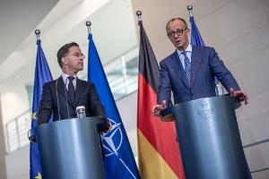 Im Zentrum der Gespräche von Kanzler Friedrich Merz (CDU) mit Nato-Generalsekretär Mark Rutte standen die Verhandlungen über eine Friedenslösung für die Ukraine.
