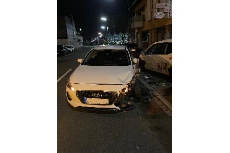 Fünf beschädigte Autos als Folge von Sekundenschlaf