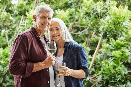 älteres Paar trinkt Alkohol