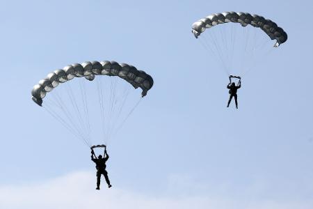 Schockierende Augenblicke erlebte eine Gruppe von Fallschirmspringern in Australien, doch am Ende ging alles glimpflich aus. (Symbolbild)