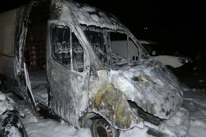In der Nacht auf Donnerstag (11.12.2025) brannten mehrere Fahrzeuge, darunter ein Lieferwagen, auf einem Parkplatz in der Heinitzstraße aus..