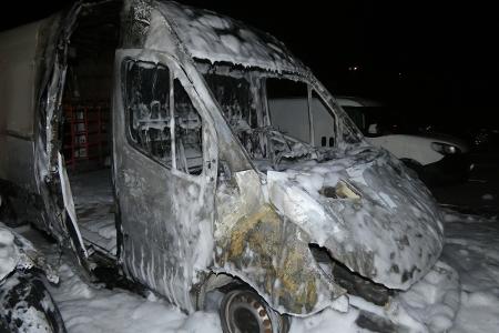In der Nacht auf Donnerstag (11.12.2025) brannten mehrere Fahrzeuge, darunter ein Lieferwagen, auf einem Parkplatz in der Heinitzstraße aus..