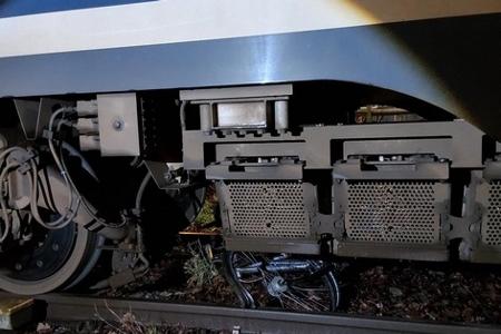 Zug überfahrt im Gleis liegendes Fahrrad.
Foto Bundespolizei