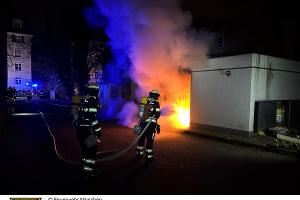 Die Feuerwehr München im Brandeinsatz in der Tulbeckstraße.