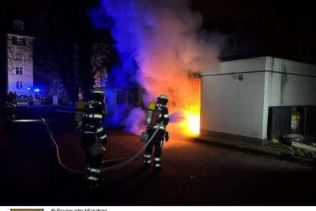 Die Feuerwehr München im Brandeinsatz in der Tulbeckstraße.