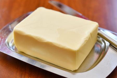 Butter kostet deutlich weniger als noch vor einem Jahr. (Archivbild)