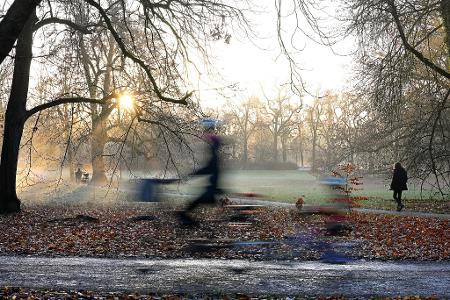 Sonniger Morgen in Leipzig: Radfahrer und Fußgänger sind am Morgen im Clara-Zetkin-Park unterwegs