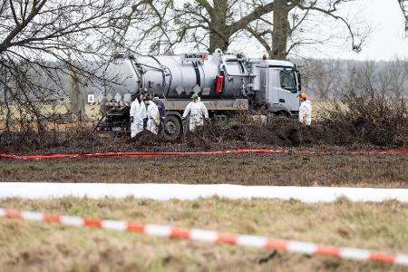 Arbeiter stehen nach einem Leck an einer PCK-Pipeline an einem Tankwagen bei Gramzow. Am Vortag kam es an einer zur PCK Raffinerie gehörenden Pipeline zu einer Havarie, bei der Hunderttausende Liter Rohöl ausgetreten waren.