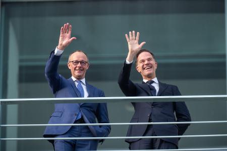 Bundeskanzler Friedrich Merz (l)winkt neben Mark Rutte, Nato-Generalsekretär, vor einem bilateralen Gespräch im Bundeskanzleramt.