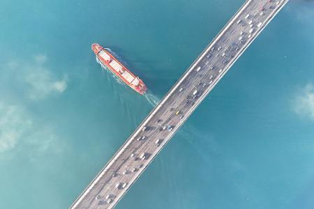 Draufblick: Ein Schiff ist unterhalb der Fatih-Sultan-Mehmet-Brücke auf dem Bosporus in Istanbul unterwegs