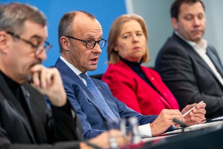 Die Koalitionsspitzen präsentieren nach nächtlichen Beratungen Ergebnisse. 