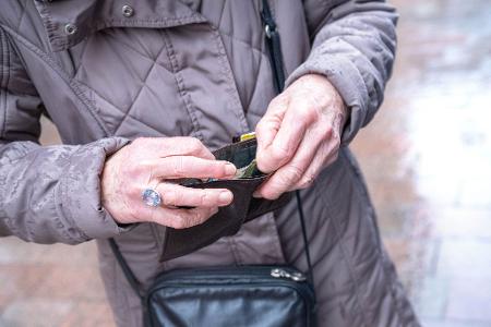 Was bleibt im Alter im Portemonnaie? Eine Rentenkommission und bereits vorher angestoßene Reformen sollen für auskömmliche Bezüge und ein bezahlbares System sorgen. (Symbolfoto)