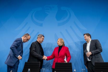 Nach nächtlichen Beratungen stellen die Koalitionsspitzen die Resultate vor. 