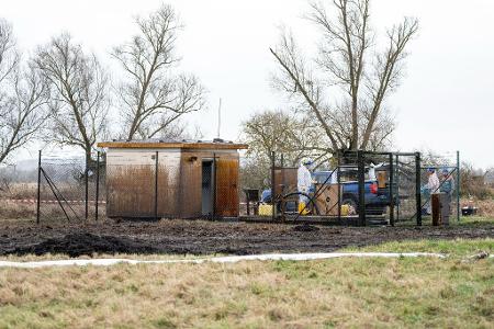 Aufräumen nach dem Unglück: Arbeiter bei Gramzow. 