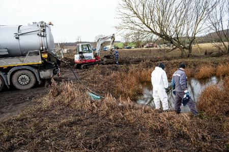 Aufräumen nach dem Unglück: Arbeiter bei Gramzow 