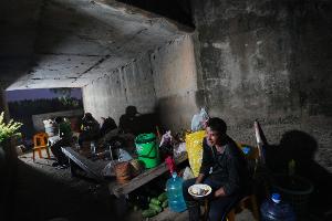 Thailändische Einwohner suchen Schutz vor Kämpfen an der Grenze zu Kambodscha in einem Schutzraum. (Foto aktuell)