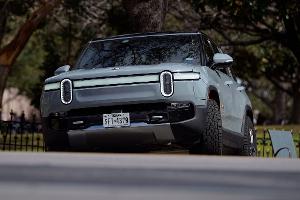 Auf den relativ teuren SUV R1S will Rivian im kommenden Jahr das Modell R2 zum Preis ab 45.000 Dollar folgen lassen. (Archivbild)