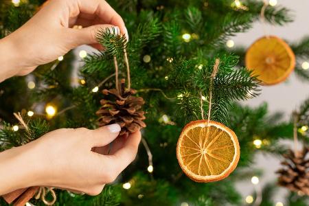 Zurück zur Natur: DIY-Weihnachtsbaum-Deko aus organischen Materialien