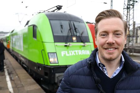 So fing alles an: Flix-Mitgründer André Schwämmlein 2018 vor der Premierenfahrt des Flixtrain-Fernzuges. (Archivbild)