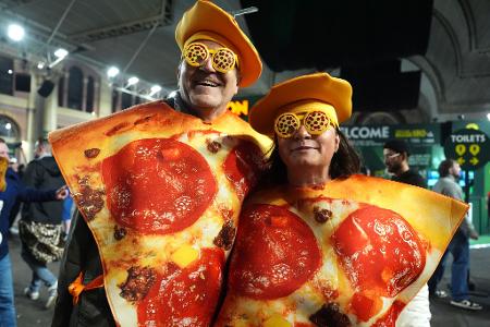 Fans in Kostümen posieren für Fotos am ersten Tag der Paddy Power World Darts Championship im Alexandra Palace in London.