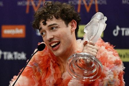Protest gegen Israel-Teilnahme: Nemo gibt Eurovision-Pokal zurück