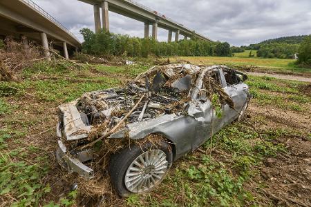 Künftig sollen aus schrottreifen Autos und anderen Fahrzeugen mehr Rohstoffe gewonnen werden. (Symbolbild) 
