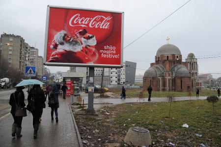 Der Weihnachtsmann von Coca-Cola hat sein Bild weltweit geprägt. Das Foto zeigt eine Werbung in Pristina, Hauptstadt des Kosovo. (Archivbild)