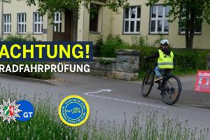 Ein Kind übt für die Radfahrprüfung