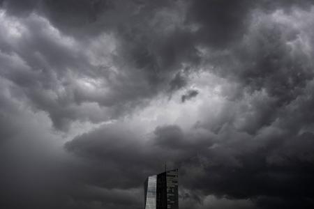 Die Bankenaufsicht der Europäischen Zentralbank (EZB) nimmt regelmäßig die Krisenfestigkeit großer Banken im Euroraum unter die Lupe. (Symbolbild)