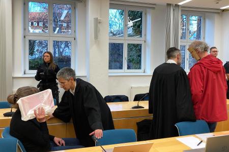 Eine Frau und ein Mann sind am Landgericht Erfurt angeklagt, weil sie eine junge Frau nackt in eine Holzkiste gesperrt haben sollen.