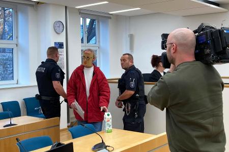 Zum Auftakt des Prozesses um die mutmaßliche Geiselnahme war der Andrang groß; der Zuschauer Raum war fast vollständig besetzt.