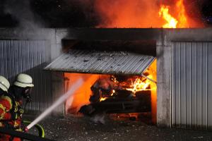 Der Pkw brannte vollständig ab. Foto: Polizei Minden-Lübbecke