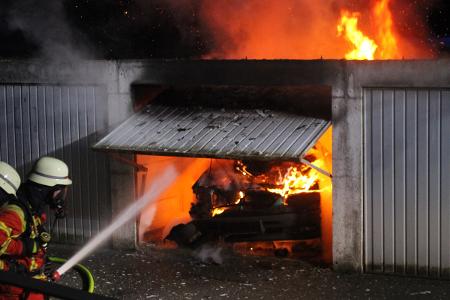 Der Pkw brannte vollständig ab. Foto: Polizei Minden-Lübbecke