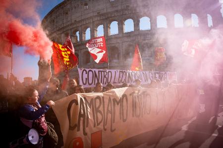 Streik in Italien: Auch in Rom wird gegen die Haushaltspläne der Meloni-Regierung demonstriert. 