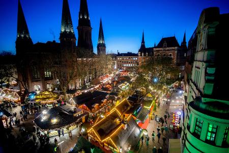 Besucher gehen über den Lamberti-Markt in der Innenstadt von Oldenburg.