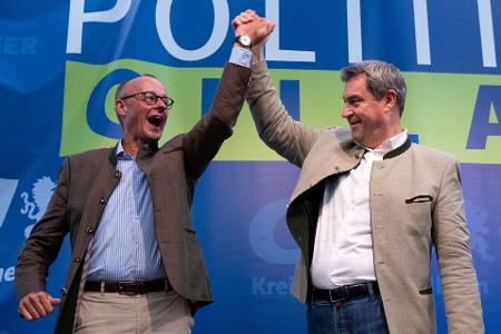 Kanzler Friedrich Merz (CDU, links) und CSU-Chef Markus Söder haben seit dem Regierungswechsel bei der Bundestagswahl im Frühjahr nur wenig Grund zu ausgelassenem Jubel. (Archivbild)