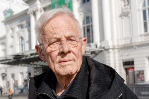 Becker feierte sowohl auf der Bühne als auch im Film und im Fernsehen Erfolge.