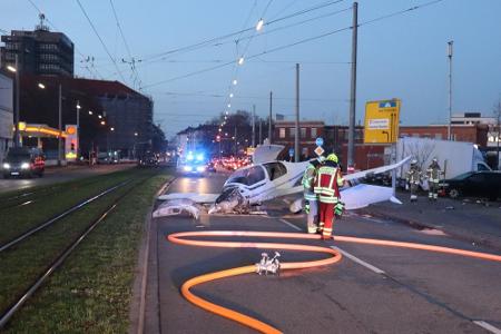 Das Flugzeug sei mitten auf der Fahrbahn zum Stehen gekommen, sagte eine Polizeisprecherin.
