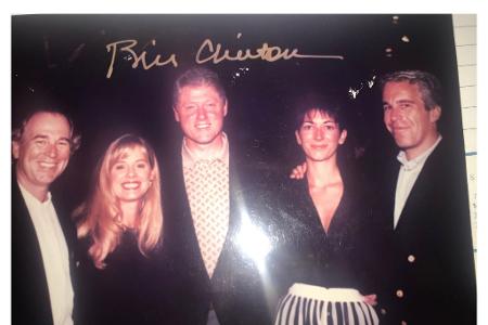 Auf einem Foto, das Demokraten im US-Kongress veröffentlicht haben, ist Ex-Präsident Bill Clinton unter anderem mit Ghislaine Maxwell und Jeffrey Epstein zu sehen.