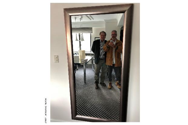 Auf einem Foto, das Demokraten im US-Kongress veröffentlicht haben, ist der ultrarechte Publizist Steve Bannon mit Jeffrey Epstein zu sehen.
