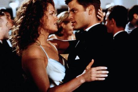 Dizzy Flores (Dina Meyer)