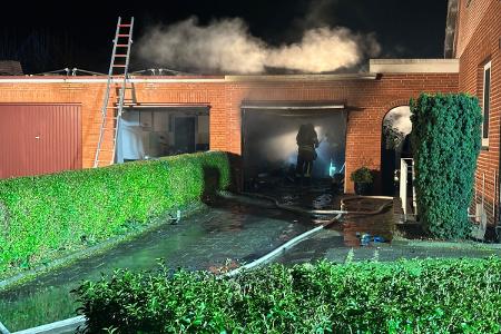 Die Feuerwehr bei den Nachlöscharbeiten