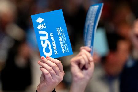 Die CSU will eine Hymnenpflicht bei gesellschaftlichen Ereignissen in Deutschland. 