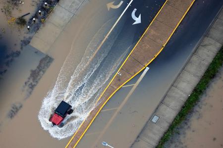 Flüsse traten über die Ufer, Straßen und Felder wurden überschwemmt. 