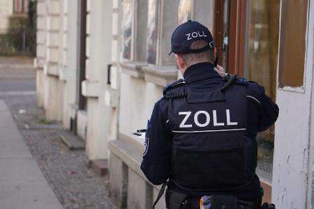 Datenabfrage während eines Einsatzes der Finanzkontrolle Schwarzarbeit
Symbolbild Hauptzollamt Dresden