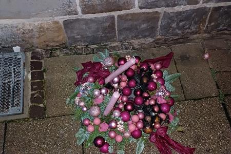Der zum Teil angebrannte Adventskranz