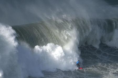 Die perfekte Welle: Der chilenische Surfer Rafael Tapia zeigt sein Können beim Surfturnier "Nazare Big Wave Challenge" in Portugal.