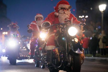 Motorradfahrer fahren in Weihnachtsmannkostümen bei der Christmas Biketour 2025 durch Berlin.