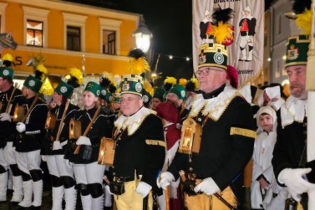 Teilnehmer stehen bei der traditionellen Bergparade im sächsischen Schwarzenberg.